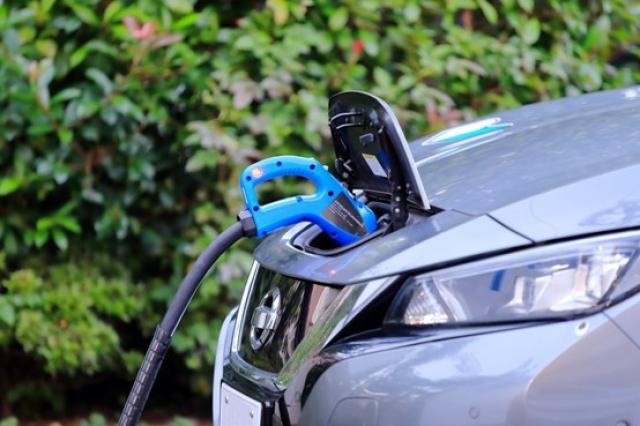 充電中の電気自動車