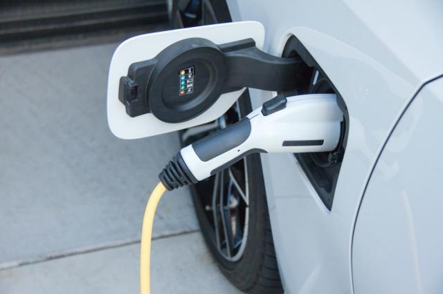 特注の車に詰める電気充電棚 荒々しく