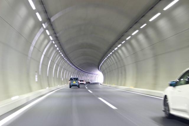 高速道路のトンネルの走行シーン