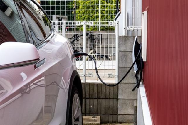電気自動車を自宅で充電するならコンセントタイプ！選ばれる理由と設置する方法を解説
