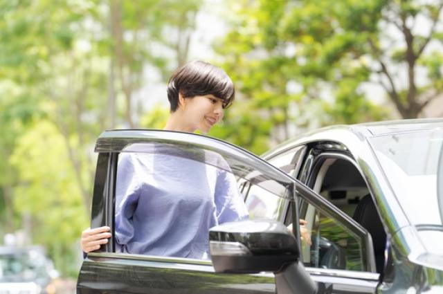 車に乗り込む女性
