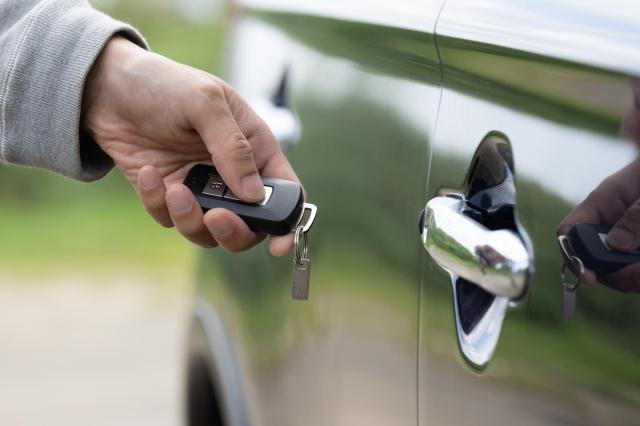 車のスマートキーを閉じ込めてしまう原因や対処法、対策についてもご紹介!