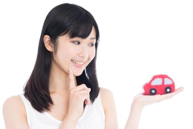 なぜ車のナンバーにアルファベットが?導入背景や意味、取得方法まで紹介