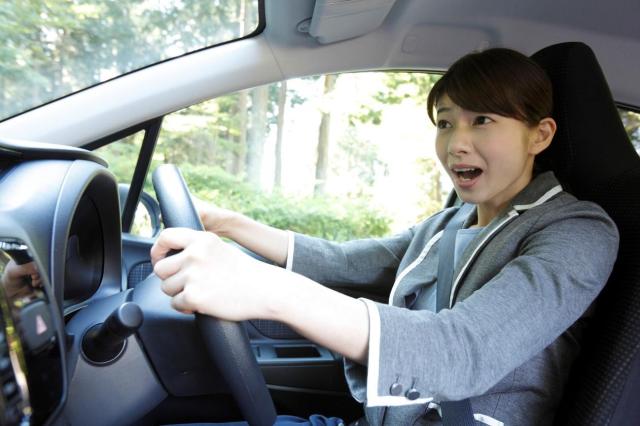 車のブレーキを正しく操作する方法とは?踏み方のコツから注意点まで解説