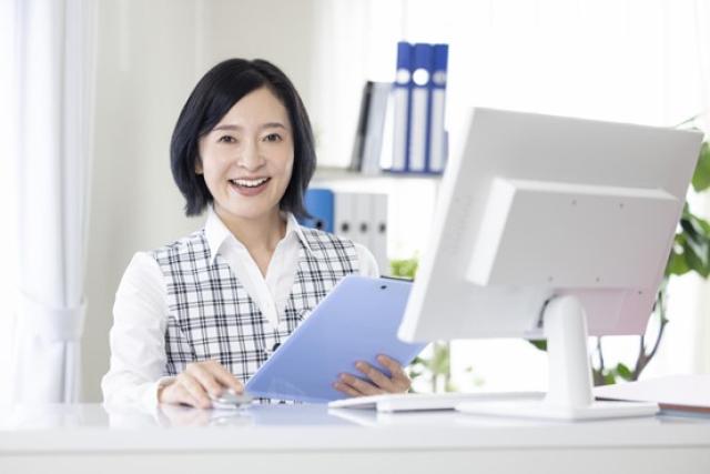 受付スタッフの女性
