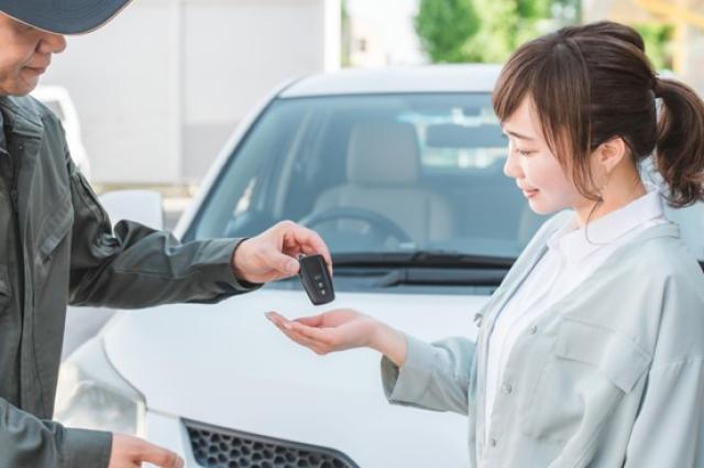 親から子へ鍵を渡す