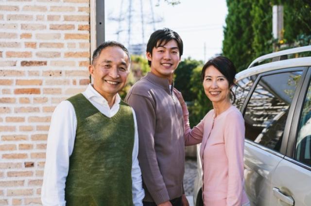 親子間での車の名義変更のやり方と注意点！必要書類と費用の徹底ガイド