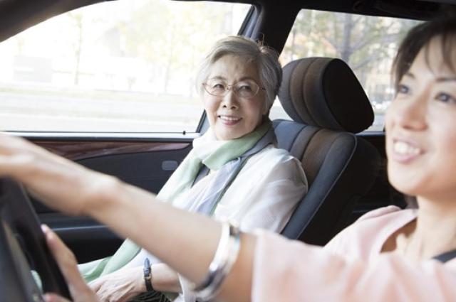 車を運転する娘と母