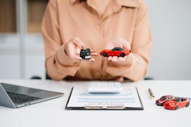 ミニカーを持つ女性と書類