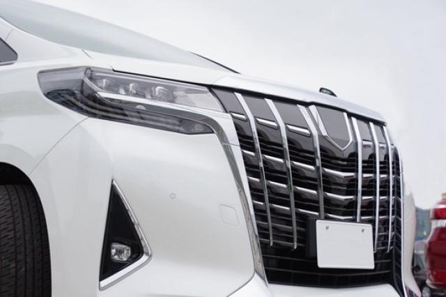 車のグリルとはどこの部分？役割やメーカーごとの特徴的なデザインを 