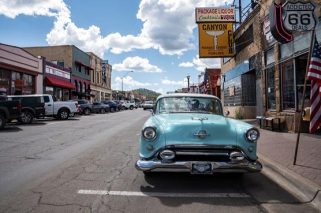 道路脇の青いヴィンテージカー