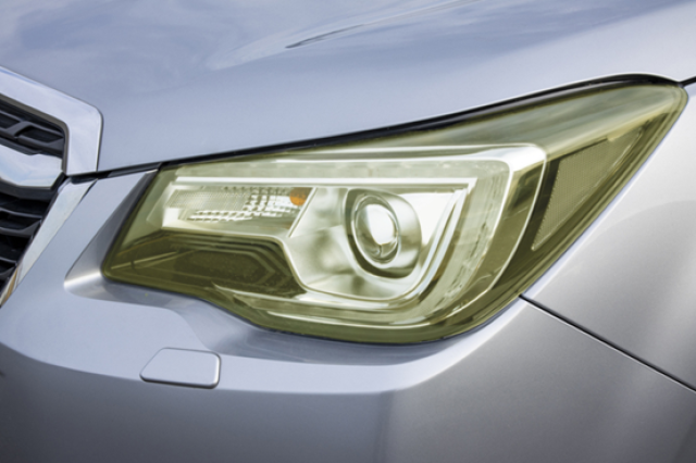 黄ばみが気になる車のヘッドライトを元に戻そう！除去方法と日頃の対策