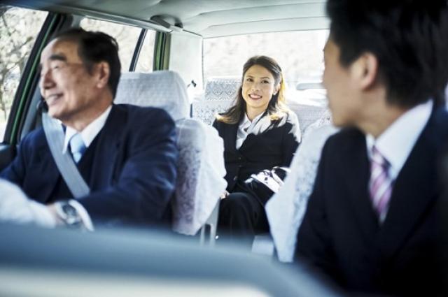 タクシー内で会話する男女