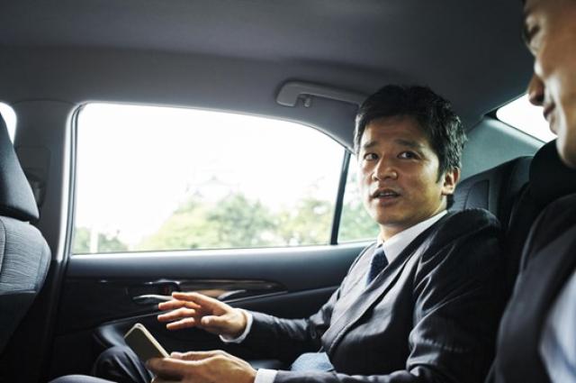 車の上座の基本ルール!タクシー・社用車・上司運転時の正しい席次とマナー