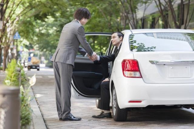 外国人を迎えるビジネスマン