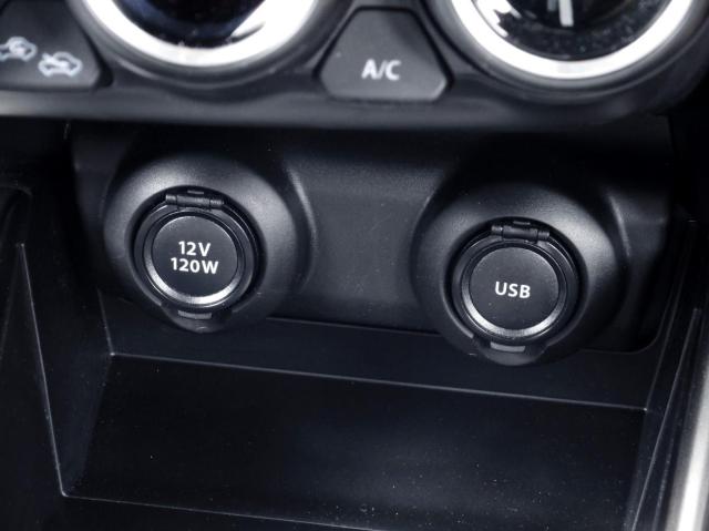 車で携帯(スマホ)を充電する方法とは?使うものや注意点を解説