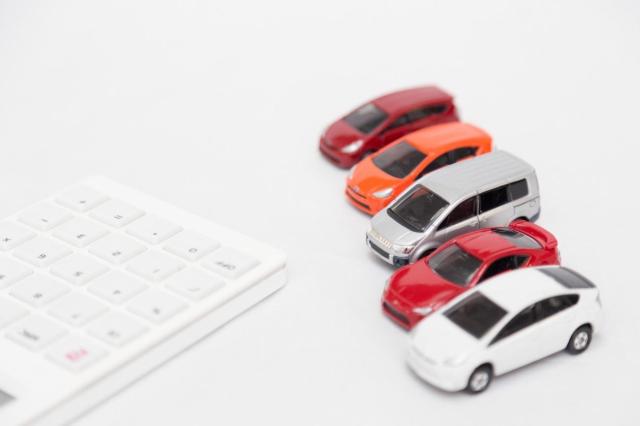 車で携帯(スマホ)を充電する方法とは?使うものや注意点を解説