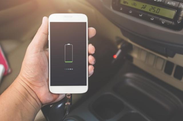 車内で充電中のスマートフォン