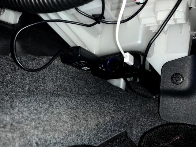 車で携帯(スマホ)を充電する方法とは?使うものや注意点を解説