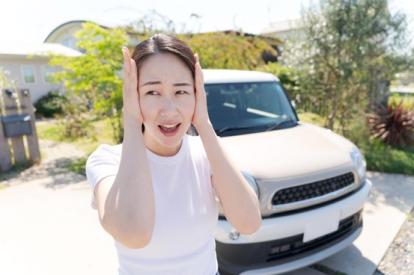 車のピーピー音が鳴る理由は？シーン別原因の特定方法と止め方 