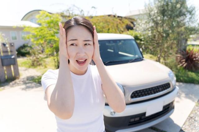 車のピーピー音が鳴る理由は?シーン別原因の特定方法と止め方