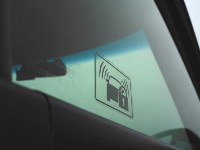 車のピーピー音は何？駐車中・発進時・走行中それぞれの原因と対処法まとめ