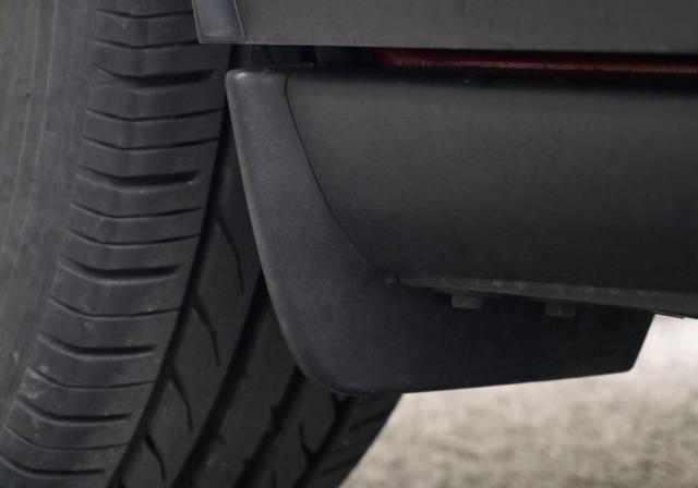 車の泥除け(マッドガード)は必要なのか?効果から取り付け方法まで徹底解説