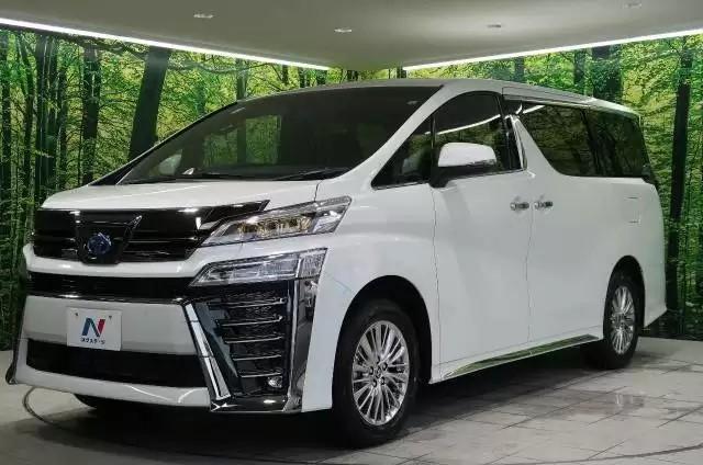 ヴェルファイアとは?アルファードとの関係性やこれまでの歴史と特徴をご紹介