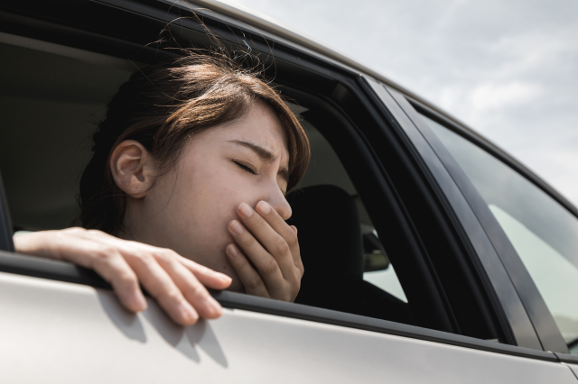 新車から独特な臭いがするのはなぜ?原因や4つの消臭方法を解説