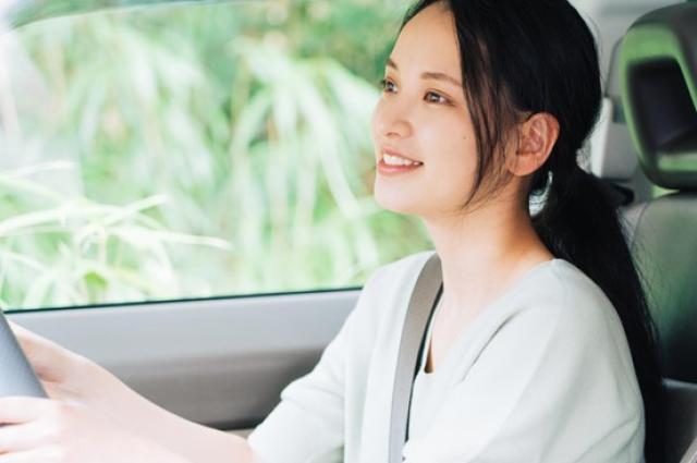 ドライブする女性