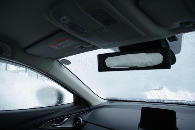 車の窓が曇る原因と有効な対策方法は？予防する手段も解説