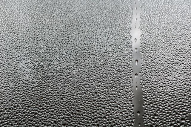 車の窓が曇る原因と有効な対策方法は？予防する手段も解説