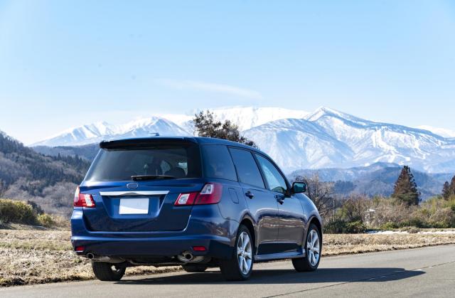 車の窓が曇る原因と有効な対策方法は？予防する手段も解説