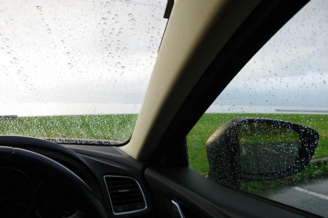 車の窓が曇る原因と有効な対策方法は？予防する手段も解説