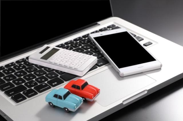 パソコンとスマホ、ミニカー