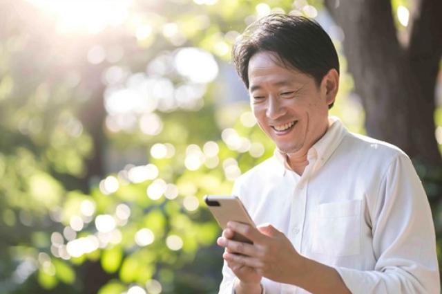 中古車を調べる男性