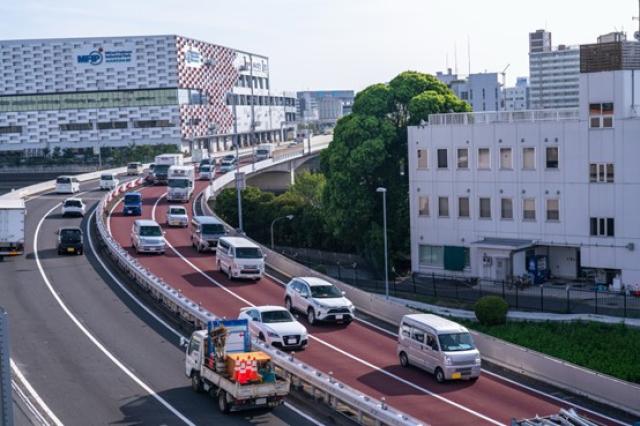 高速道路を走る車