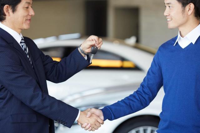 中古車の購入時に発生する仲介手数料とは？諸費用の相場も紹介