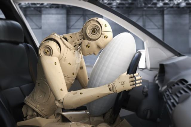 エアバッグに頭を突っ込むダミー人形