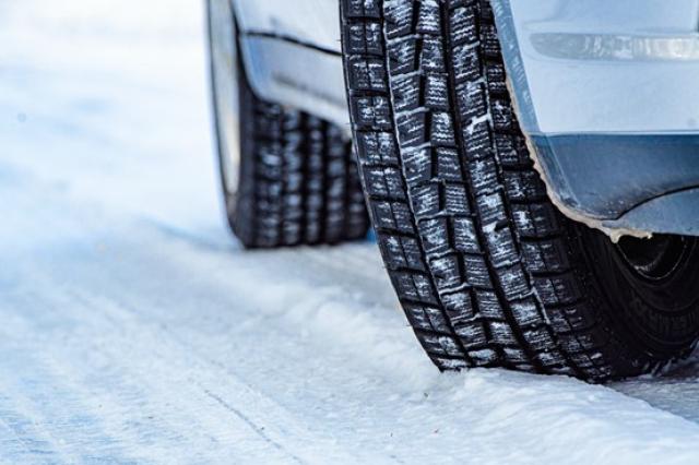 雪道を走る車のタイヤ