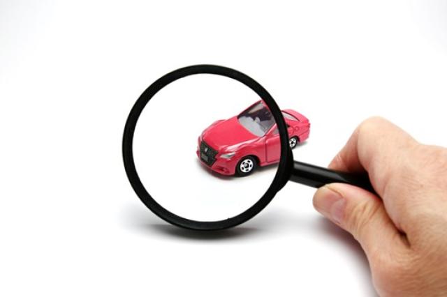 ルーペで拡大されたミニカー