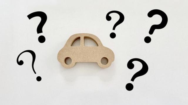 車とたくさんのクエスチョンマーク