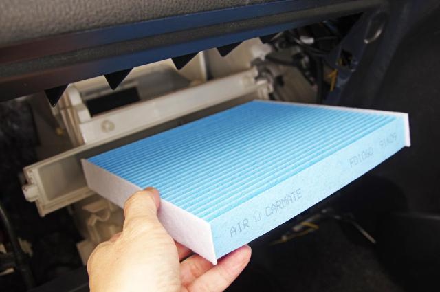 車のグローブボックスの正しい使い方は?注意点や収納力抜群の車種5選