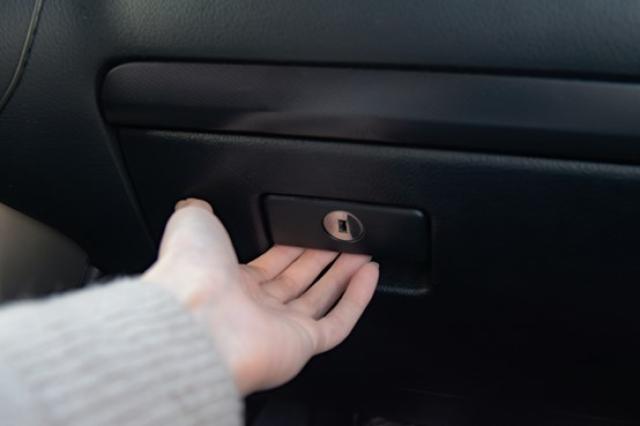 車のグローブボックスとはどこの部分を指す？使い方や注意点を解説 