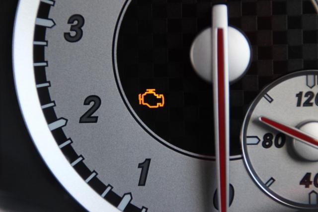 タントでエンジン警告灯が点灯する原因や対応を解説！警告灯の種類も必見