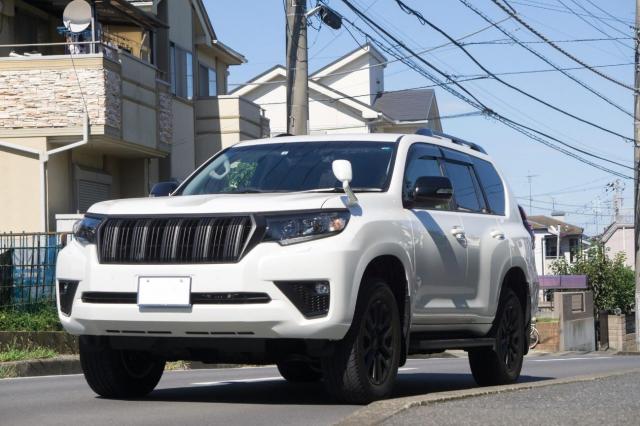 ランドクルーザープラドはトヨタが誇るライト系SUV！基本スペックを紹介