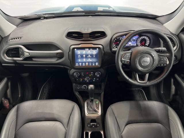 ジープ・レネゲードの内装特集!魅力的なポイントや装備が分かる