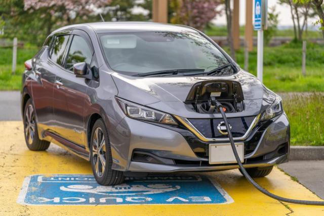 リーフはゼロ・エミッションを実現する日産の量産型EV！歴史や特長を解説