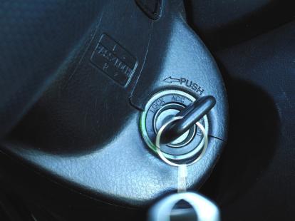 エンジンがかからない！対処法と原因【2023年最新情報・保存版】