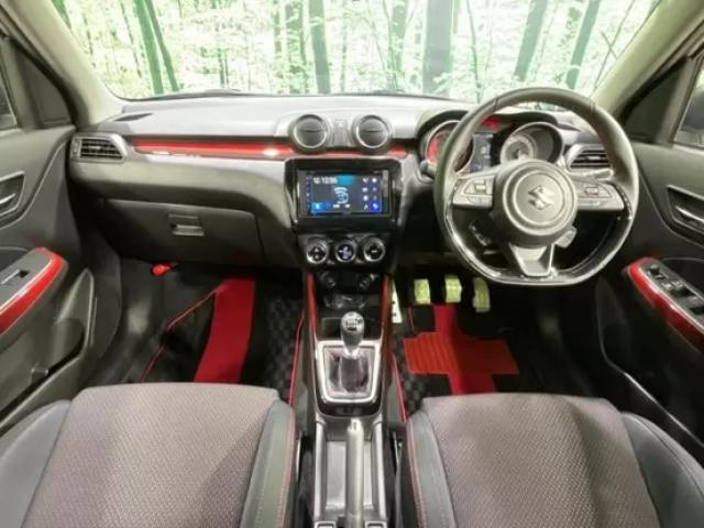 スイフトスポーツの前席
